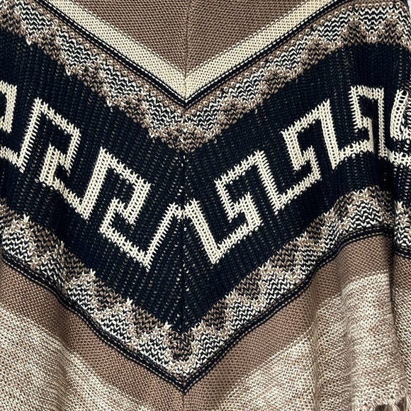 Entro Women’s Aztec Boho Poncho Sweater - Picture 7 of 8